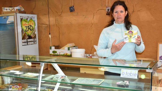 Anne-Laure, 36 ans. Elle est cogérante de l’EARL de la Janaie. À la base affectée à l’élevage et à la transformation, elle s’occupe aujourd’hui aussi de l’épicerie située sur la ferme où l’on trouve des produits issus de l’exploitation mais d’autres producteurs également. Anne-Laure est aussi en charge de la communication (site internet, réseaux sociaux, etc.). © R. Aries/GFA